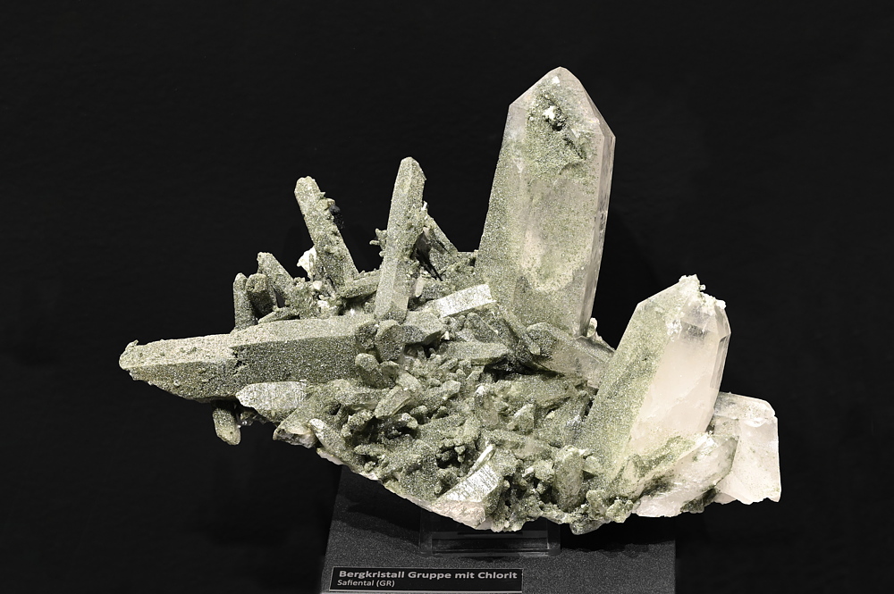 Bergkristall-Gruppe mit Chlorit| B: 17 cm; F: Safiental GR UR; Sammlung: Christian Brodmann