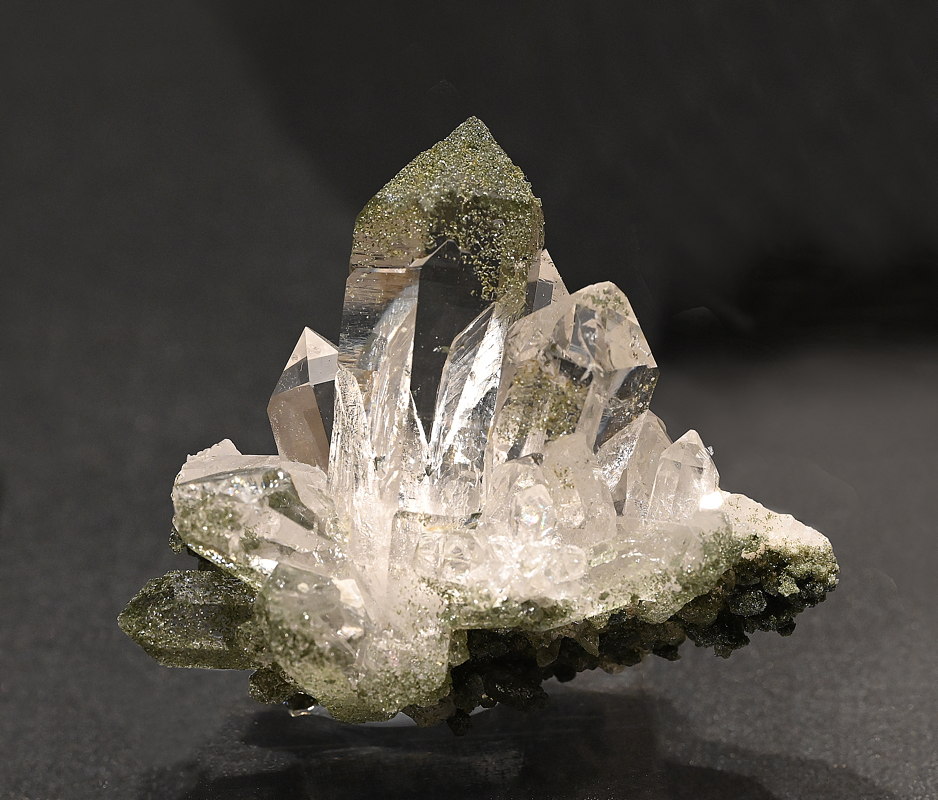 Bergkristallgruppe mit wenig Chlorit| B: 5 cm; F: Maderanertal UR; Sammlung: Joel Regli