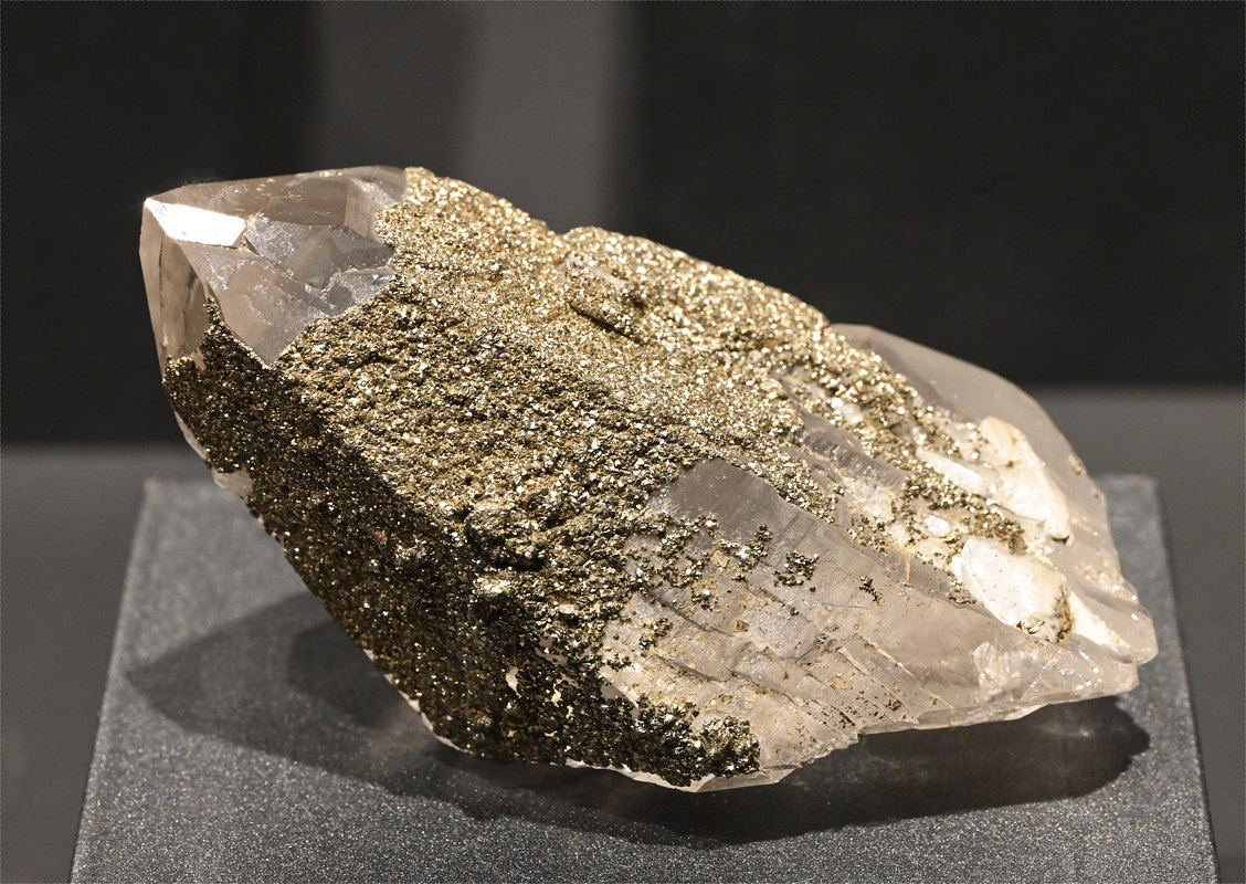 Bergkristall (Tessiner-Habitus) mit Pyrit| B: 12 cm; F: Robiei TI; Sammlung: Peter Indergand