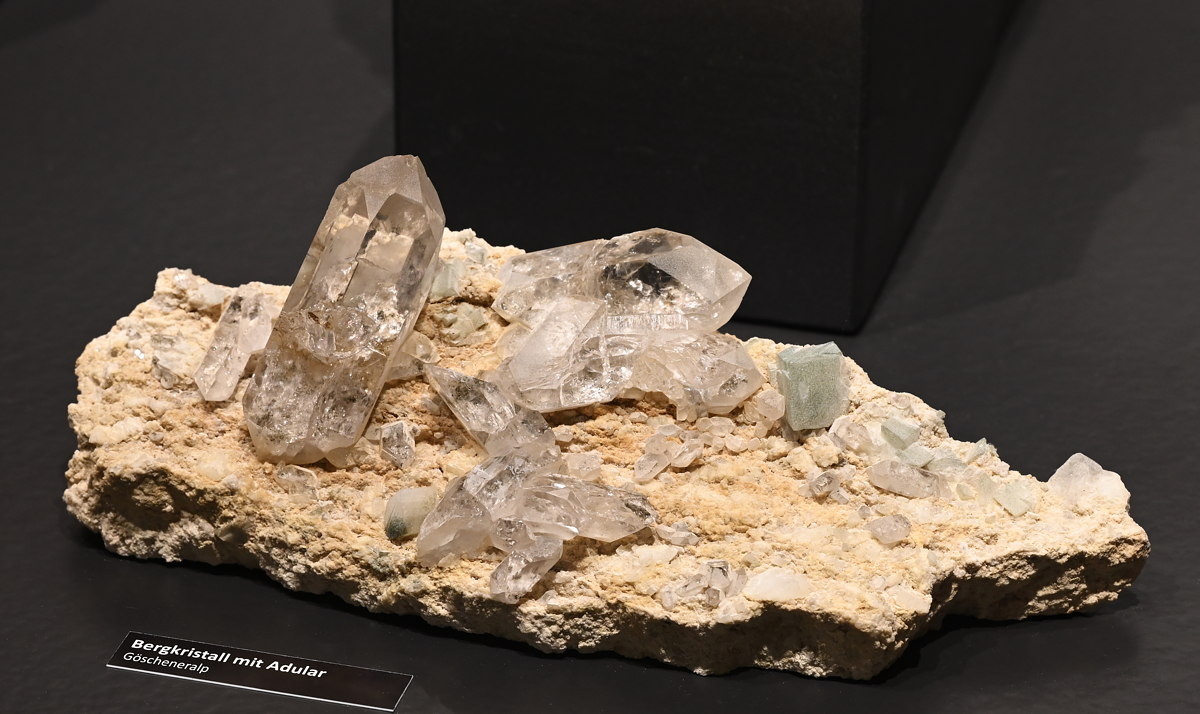 Bergkristall mit Adular| B: 20 cm; F: Göscheneralp UR; Sammlung: Peter Buchmann