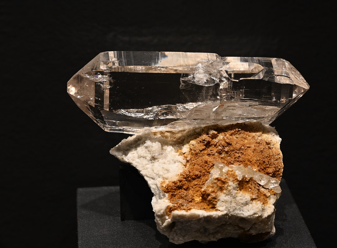 Bergkristall-Doppelender auf Matrix| B: 12 cm; F: Witenwassern UR; Sammlung: Josef Breitenmoser, René Zimmermann