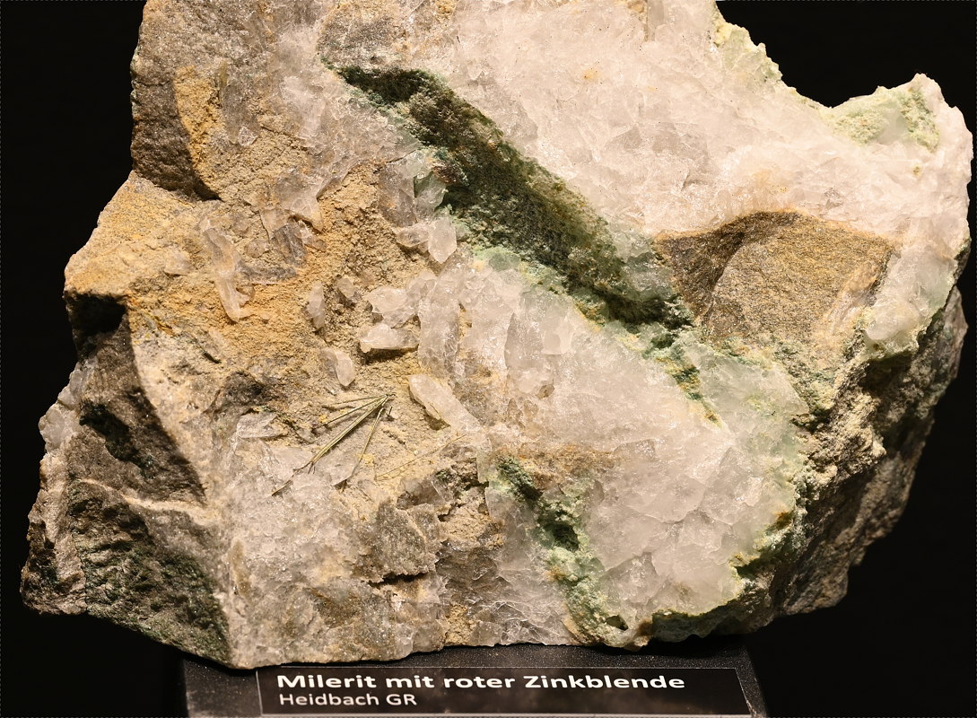 Millerit mit roter Zinkblende| B: 11 cm; F: Heidbach GR; Sammlung: Jakob Kindlimann