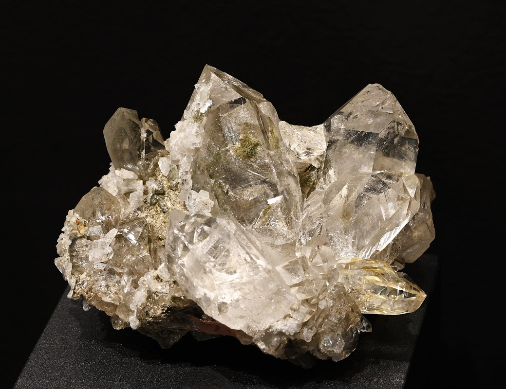 klare Bergkristallgruppe mit Heulandit| B: 8 cm; F: Lötschental VS; Sammlung: Mario Reichen