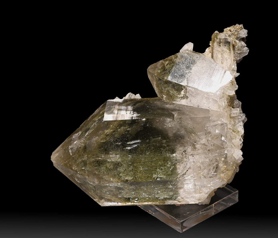 klare Bergkristallgruppe mit Heulandit und Chlorit| B: 8 cm; F: Lötschental VS; Sammlung: Mario Reichen