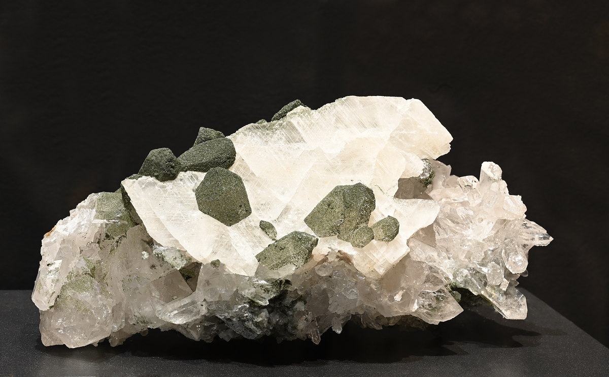 Bergkristall mit Calcit (Papierspat) und Chlorit| B: 20 cm; F: Maderanertal UR; Sammlung: Jonas Fedier, Andreas Fedier