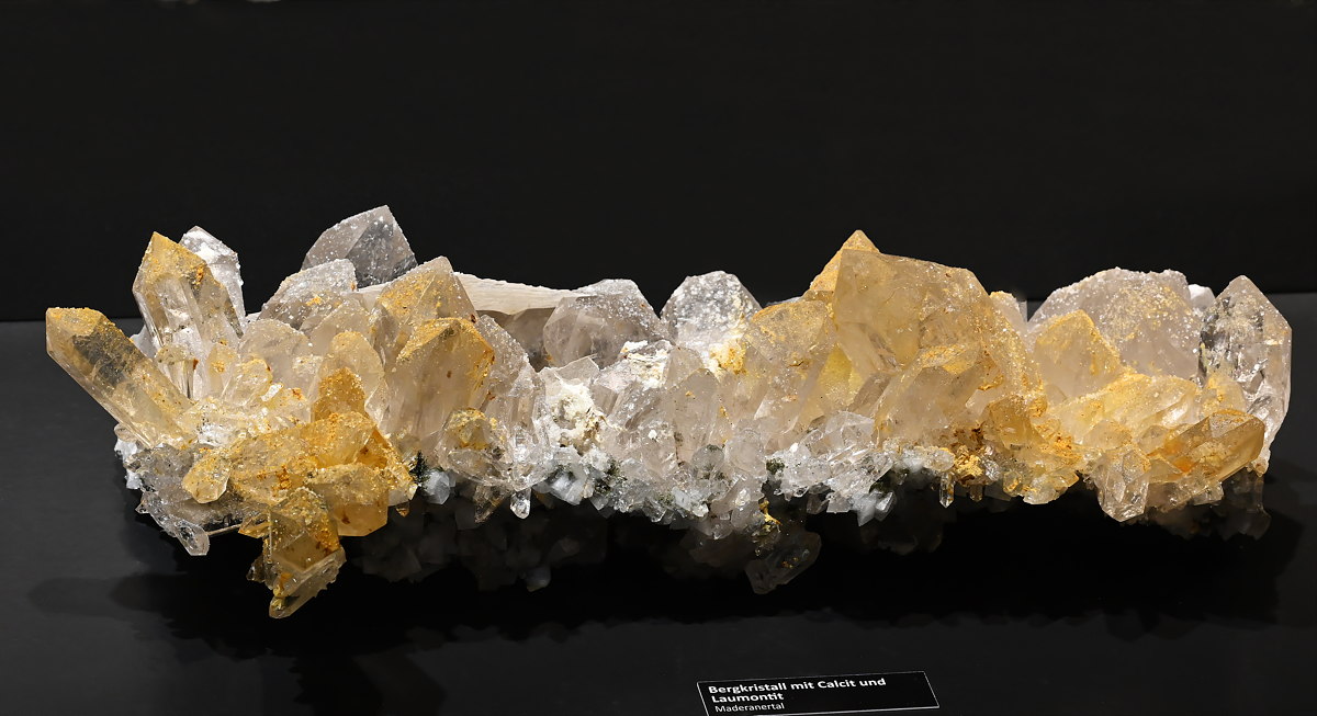 Bergkristall mit Calcit und Laumontit| B: 26 cm; F: Maderanertal UR; Sammlung: Jonas Fedier, Andreas Fedier