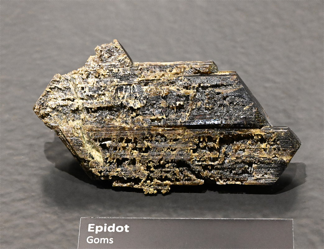 Epidot Einzelkristall| B: 6 cm; F: Goms VS; Sammlung: Res Berger, Christine Flück