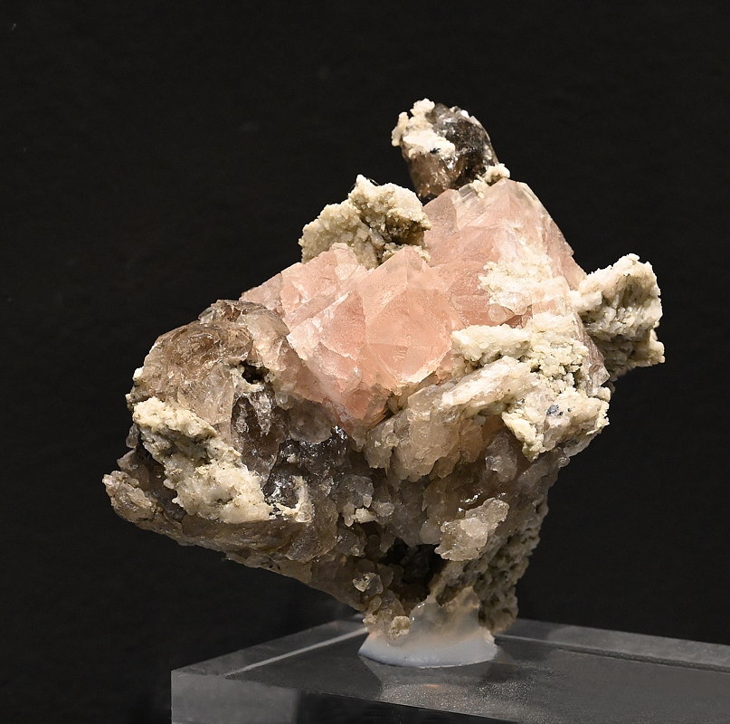 Rosa Fluorit auf Rauchquarz| B: 8 cm; F: Göscheneralp UR; Sammlung: Joel Regli