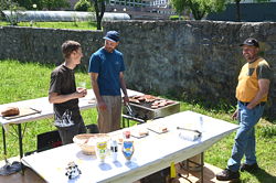 Der Grillmeister sorgt mit feinen Wrsten fr gute Laune