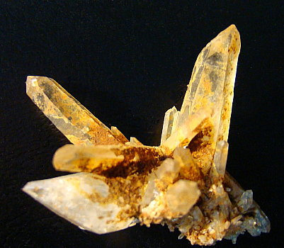 Bergkristall-Grüppchen mit Limonit und Calcit| B: 5cm; F: Grosser Hexenkopf, OT (Ö). [101] 