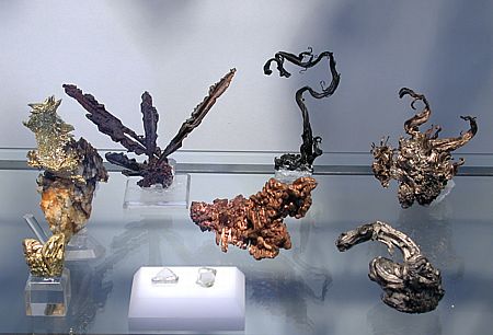 Gediegen Kupfer, Silber und Gold| Höhe der grössten Kristalle: ca. 16 cm, Fundorte: Mexiko und Kongsberg;