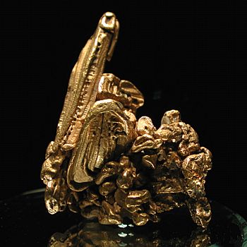 Gold (verlängertes Oktaeder)| H: 4 cm; Calaveras Co., CA, USA. (Harvard Mineralogical Museum)