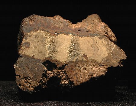 Reiche Goldader (gesägt)| B: 9 cm; Fundort unbekannt. (Harvard Mineralogical Museum)