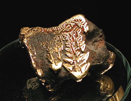 Gold Skelettkristalle| B: 3 cm; Antioquia, Kolumbien. (Harvard Mineralogical Museum)