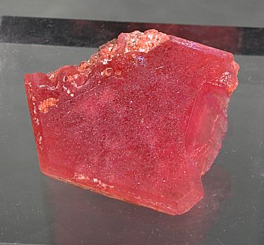 Roter Beryll (Morganit ?)| B: 5 cm; Neufund ev. neues Mineral. Fundort: Ambatovita,Fianarantsoa, Madagaskar;
