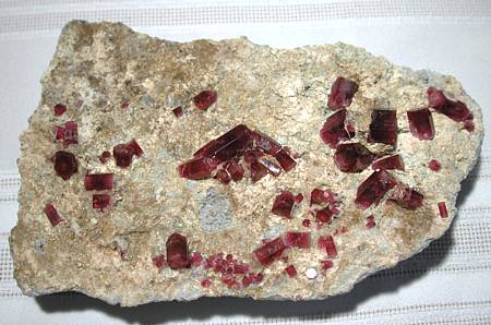 Gruppe mit Roten Beryllen| B: 16 cm; Fundort: Wah Wah Mountains, Utah, USA;