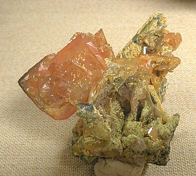 Wulfenit, Mammoth-St. Anthony Mine, Pinal Co., Arizona, USA| H: 8 cm [10]
